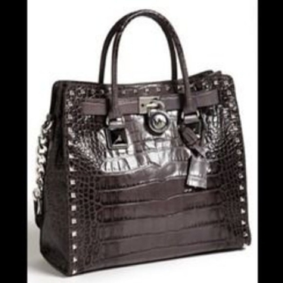 Hi! Welcome to Bootsie's Closet! - Picture 4 of 5